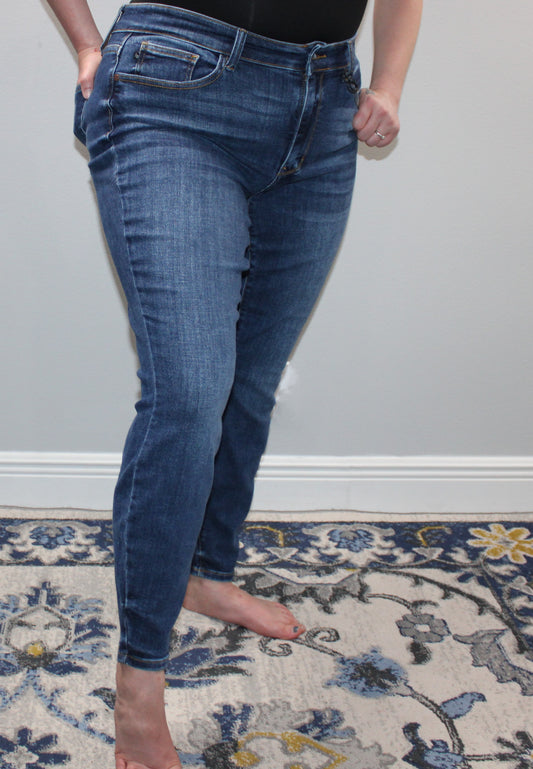 JUDY BLUE MID-RISE SKINNY W/ HANDSANDING